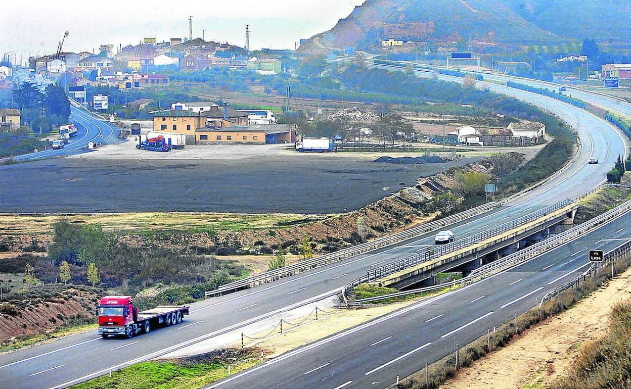 Imagen de la autopista AP-68 en Agoncillo, en un tramo que se convertirá en la futura Ronda Sur de Logroño.