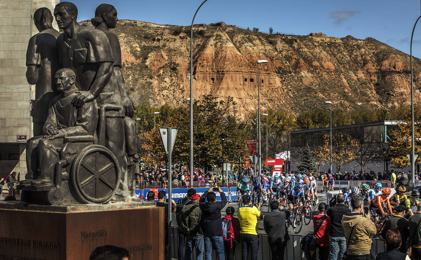 Fotos: Distancia, aplausos, balcones y mascarillas en la Vuelta en Logroño