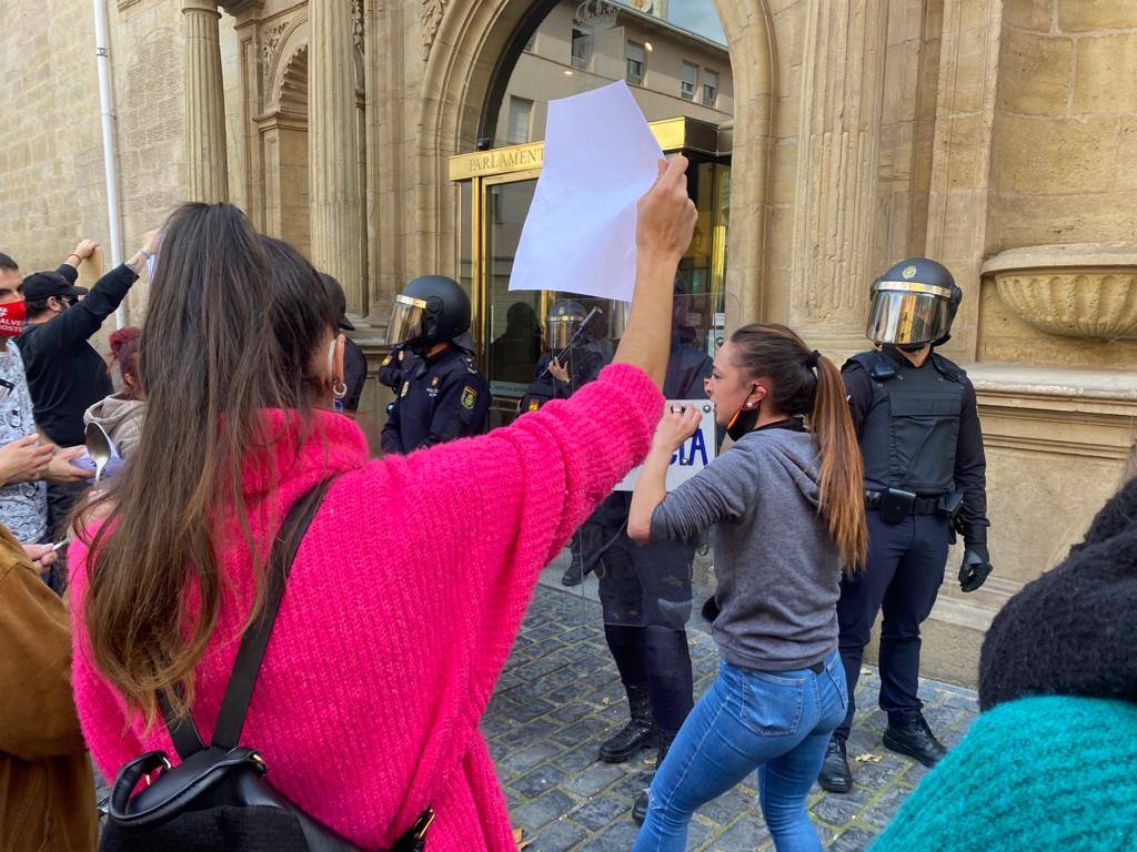 Doscientas personas se han concentrado este miércoles para protestar por el cierre de los establecimientos hosteleros en Logroño y Arnedo