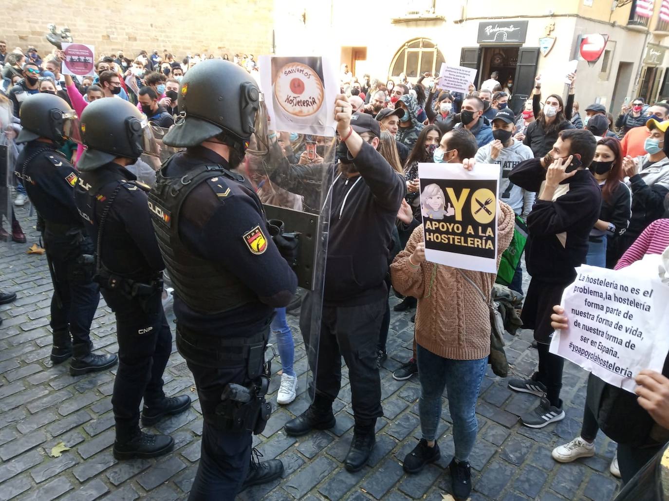 Doscientas personas se han concentrado este miércoles para protestar por el cierre de los establecimientos hosteleros en Logroño y Arnedo