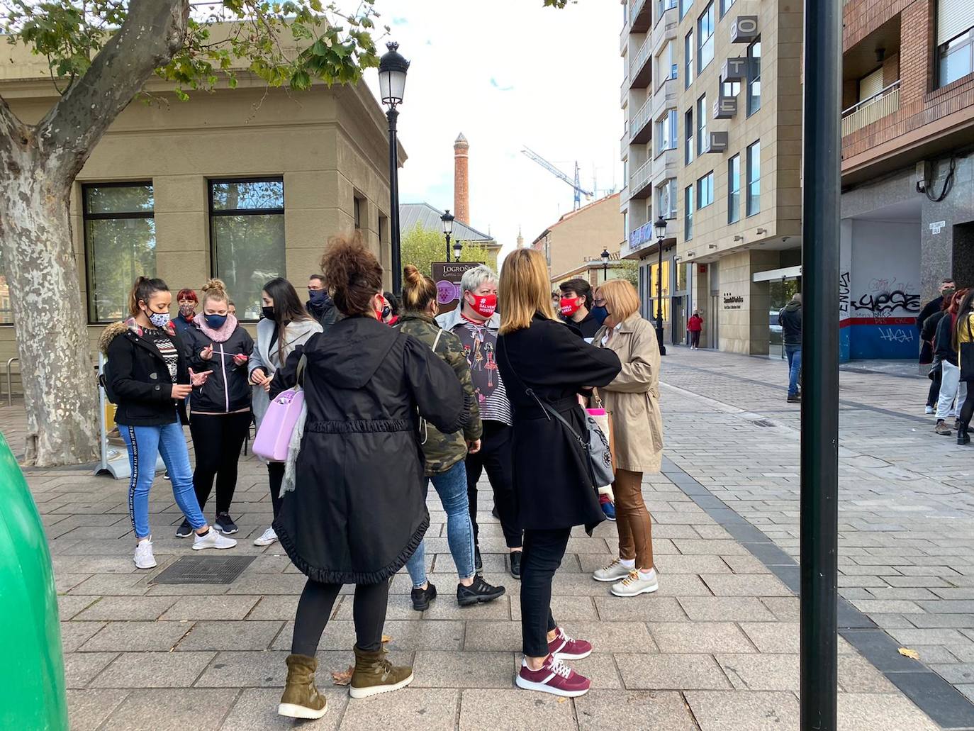 Doscientas personas se han concentrado este miércoles para protestar por el cierre de los establecimientos hosteleros en Logroño y Arnedo