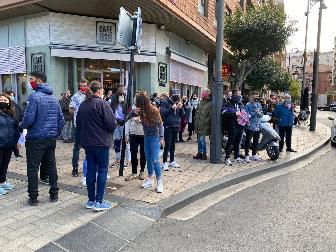 Doscientas personas se han concentrado este miércoles para protestar por el cierre de los establecimientos hosteleros en Logroño y Arnedo