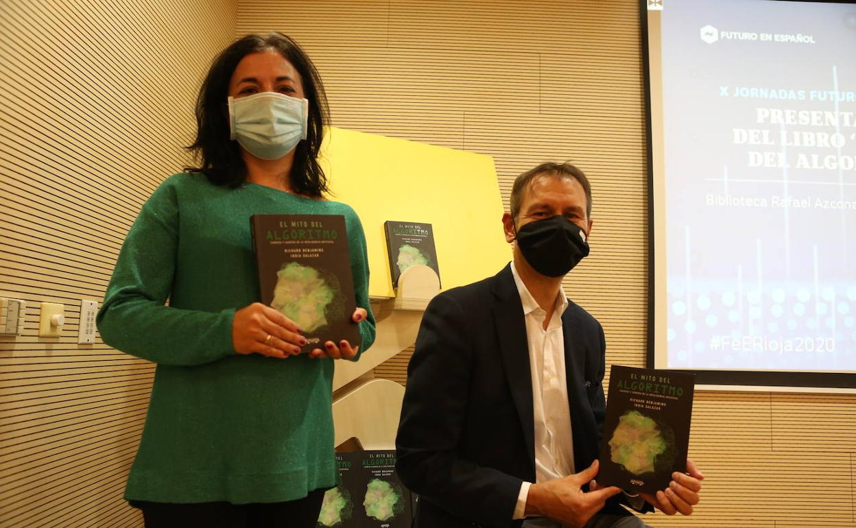 Idoia Salazar y Richard Benjamins con su libro. 