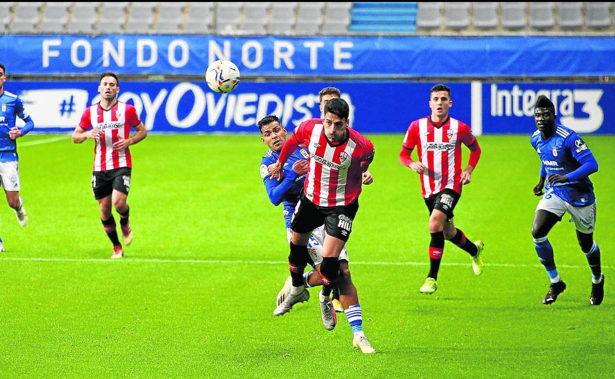 Gorka toca de cabeza en pelea con Nahuel, uno de los jugadores más peligrosos del Oviedo.