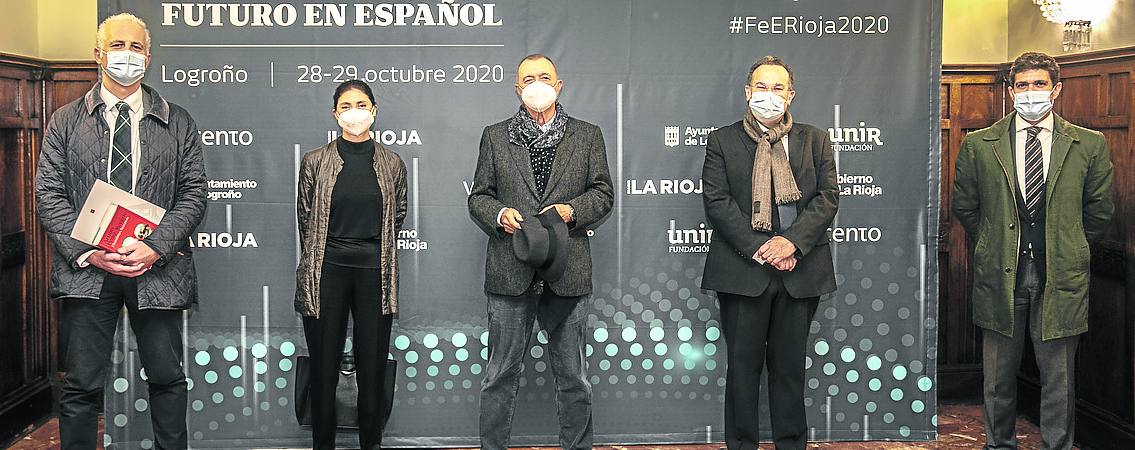 Pablo Hermoso, alcalde de Logroño (iz.); Pilar Reyes, editora de Alfaguara; el escritor Arturo Pérez- Reverte; José María Vázquez, rector de la UNIR y Javier Doval, director general de Nueva Rioja S.A.