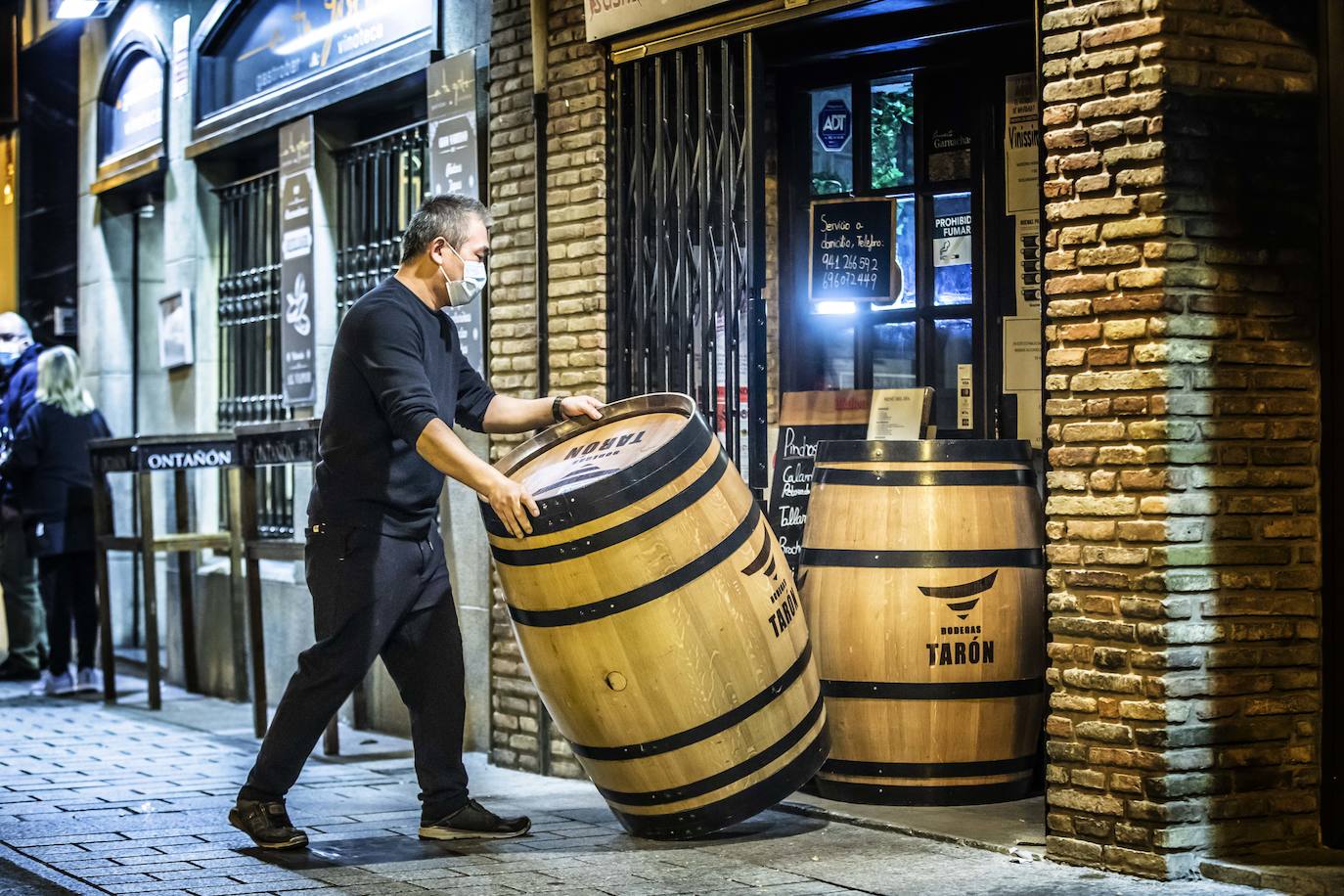 Los logroñeses han acudido a distintas zonas de la capital riojana para disfrutar de los locales antes de que bajen la persiana