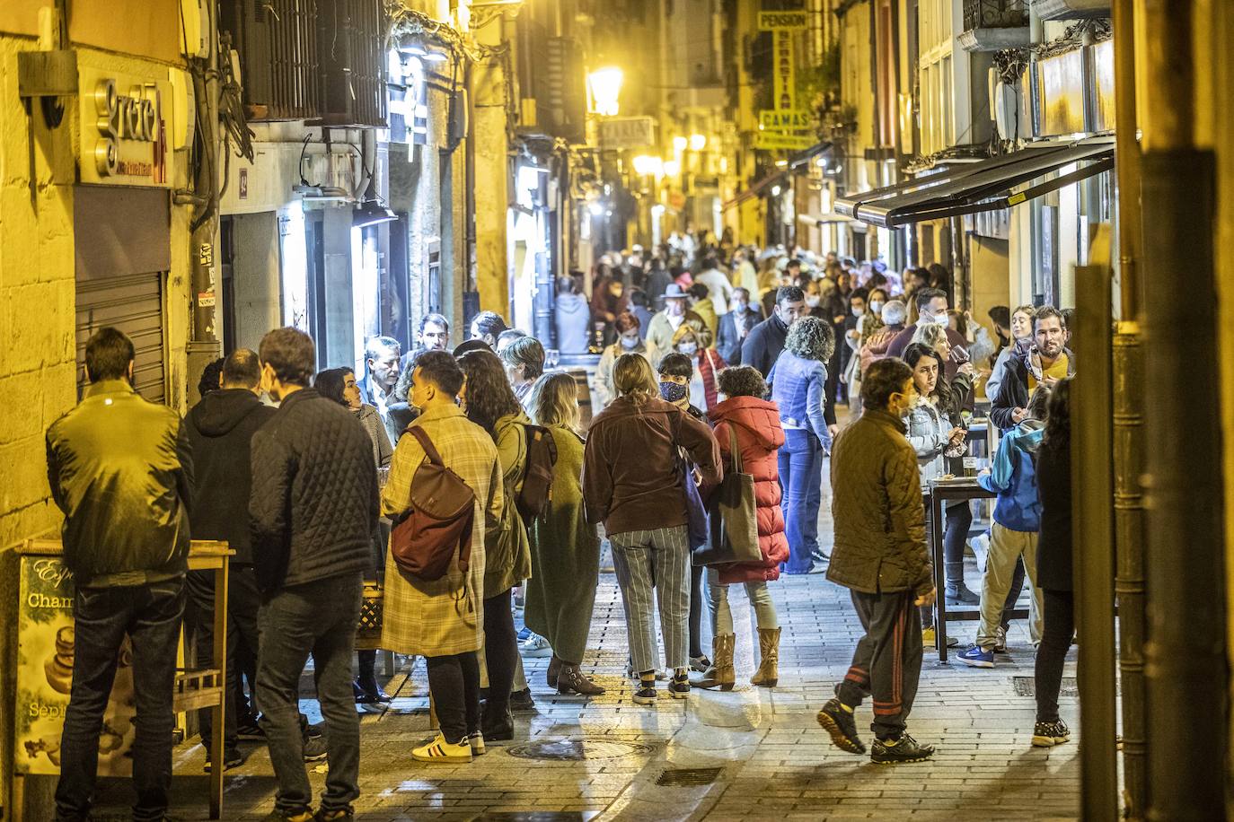 Los logroñeses han acudido a distintas zonas de la capital riojana para disfrutar de los locales antes de que bajen la persiana