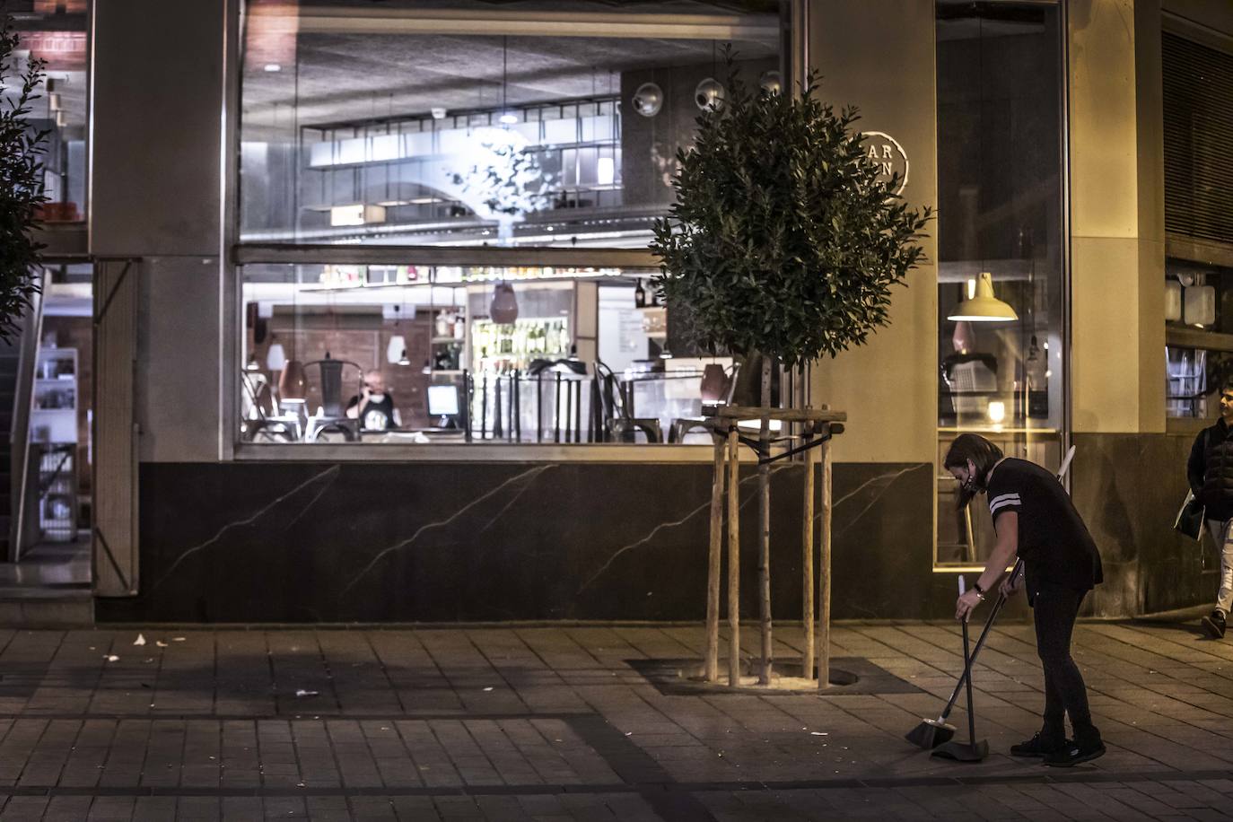 Los logroñeses han acudido a distintas zonas de la capital riojana para disfrutar de los locales antes de que bajen la persiana