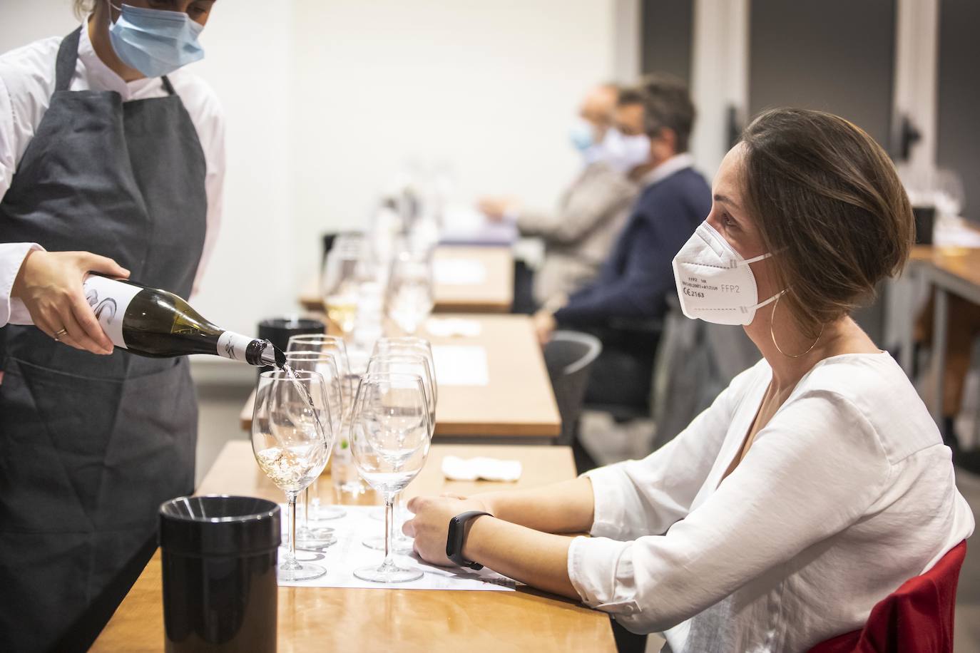 Jesús Manuel García, Bodegas Mazuela (Cenicero), presentó este jueves la gama completa de sus vinos para el club de catas de lomejordelvinoderioja.com, con un aforo reducido a 30 personas