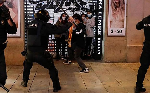 Las restricciones desatan la violencia en Barcelona.