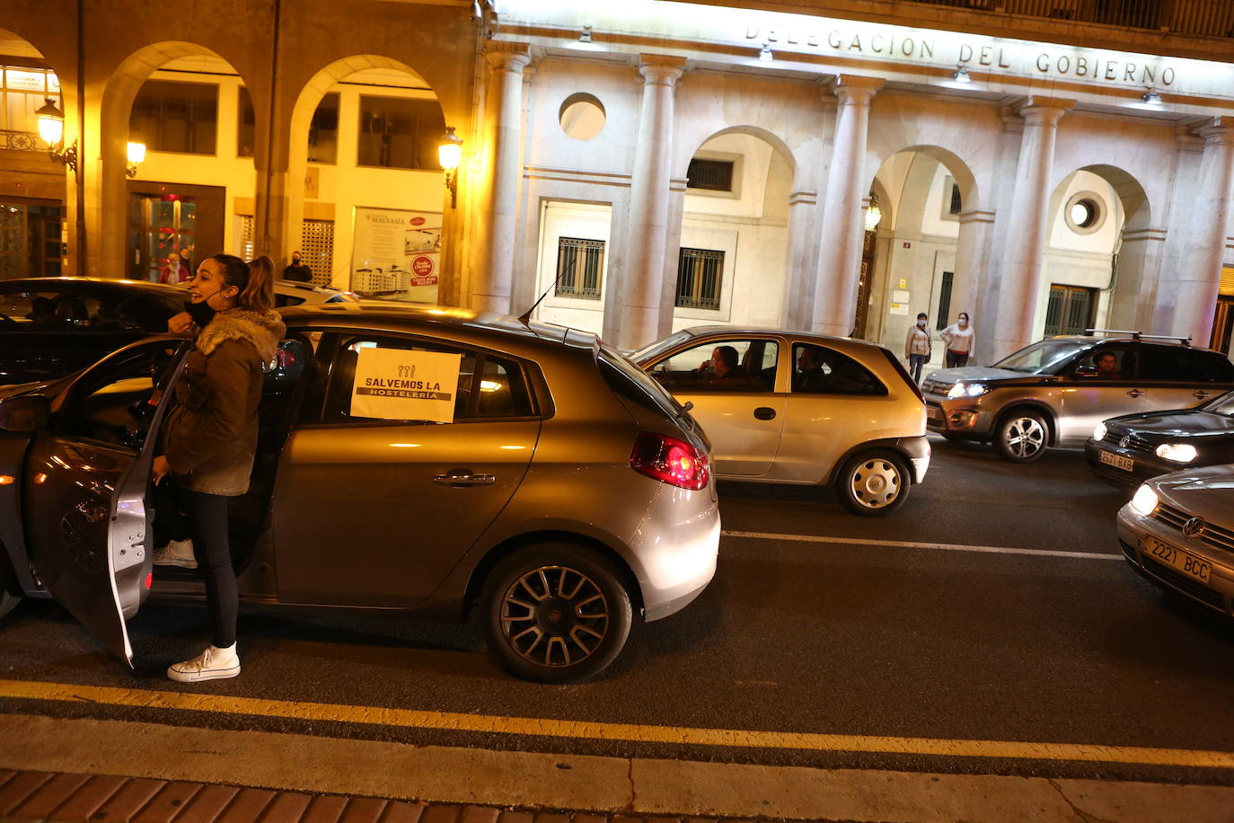 Al grito de «queremos trabajar» han recorrido el centro de Logroño.