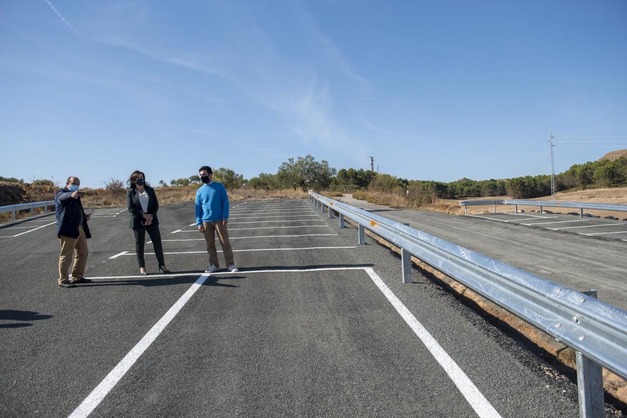 Urquía, Andreu y Dorado en el nuevo aparcamiento de La Barranca. 