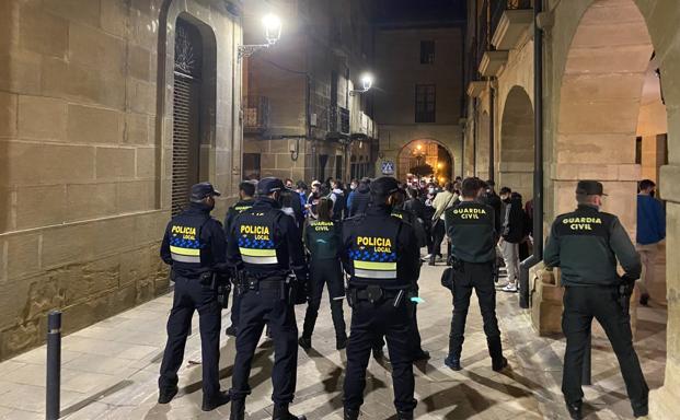 Docenas de jóvenes queman contenedores y se enfrentan con la Policía en Haro