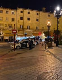 Imagen secundaria 2 - Disturbios en La Rioja: docenas de jóvenes queman contenedores y se enfrentan con la Policía en Haro