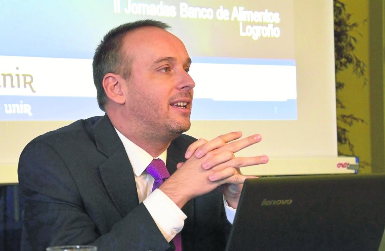 Víctor Renobell es doctor en Sociología y máster en Antropología y en Ciencias Políticas, entre otras titulaciones. 