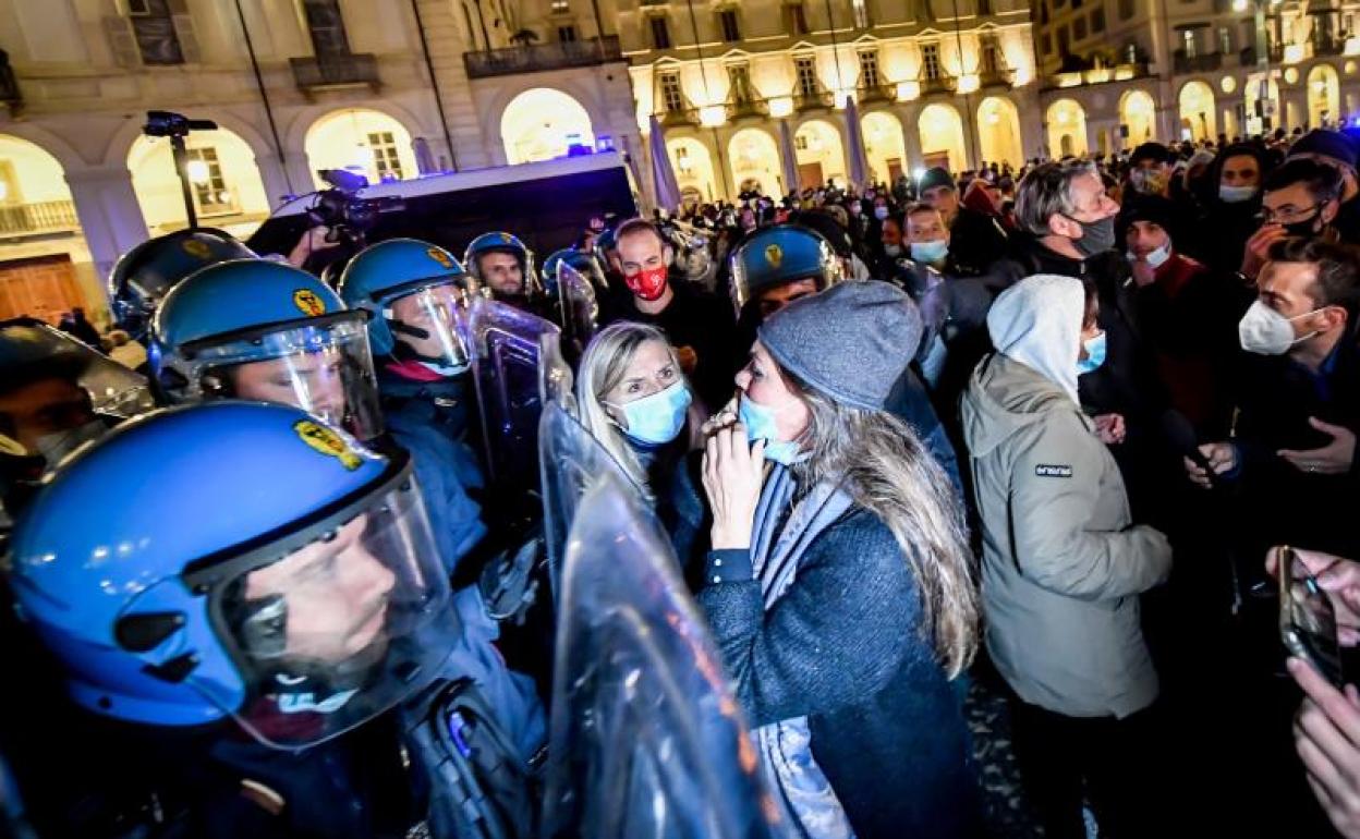 Policías durante una concentración de personas protestando contra la restricciones por la covid-19 en Napolés (Italia)