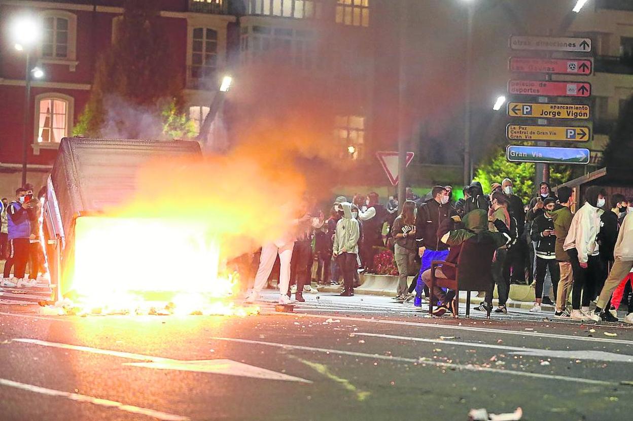 Agentes protegidos ante los lanzamientos. 