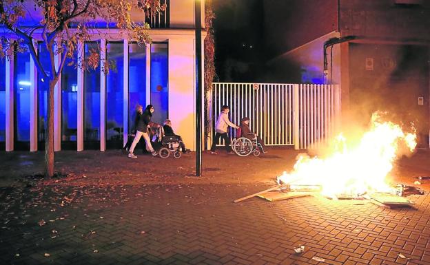 Imagen principal - Protestas y disturbios en Logroño y Haro contra las restricciones