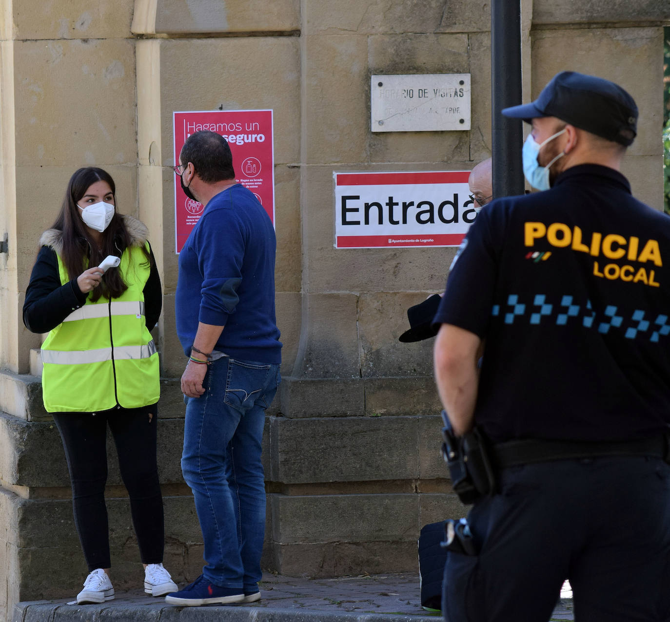 La ausencia de aglomeraciones ha sido la nota más destacada en el camposanto de la capital riojana