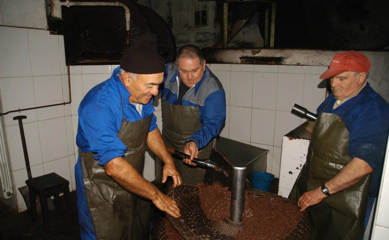 Trujaleros rellenando capachas en Cervera, en una imagen de archivo.