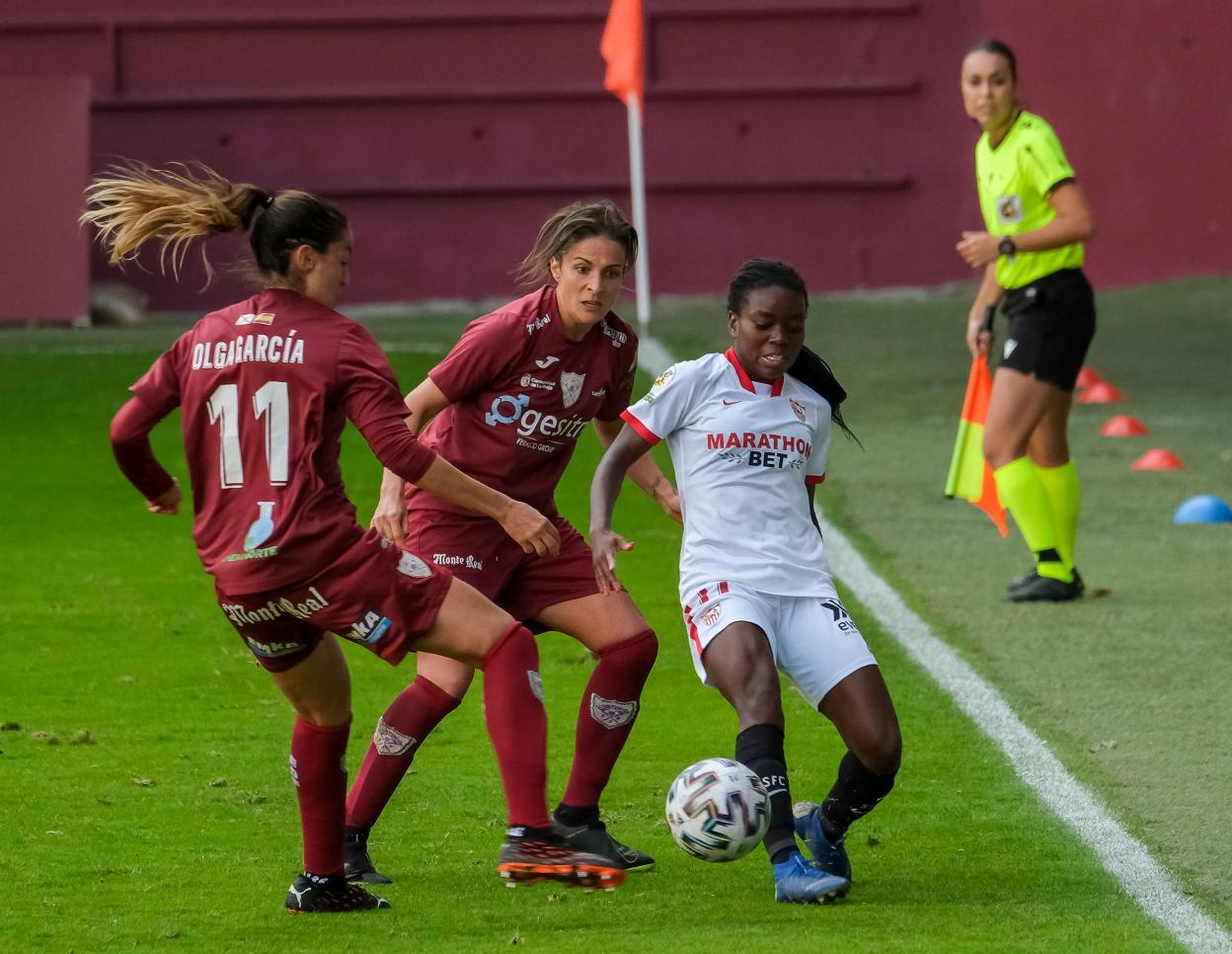 Olga y Leti pelean por el balón en el partido contra el Sevilla.