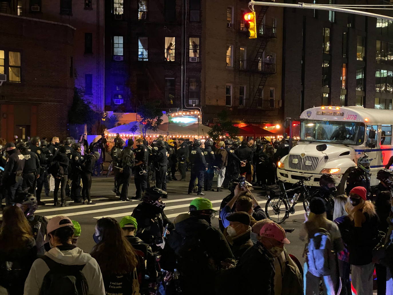 Los policías son vistos tras una marcha de protesta el día después del día de las elecciones en Manhattan.