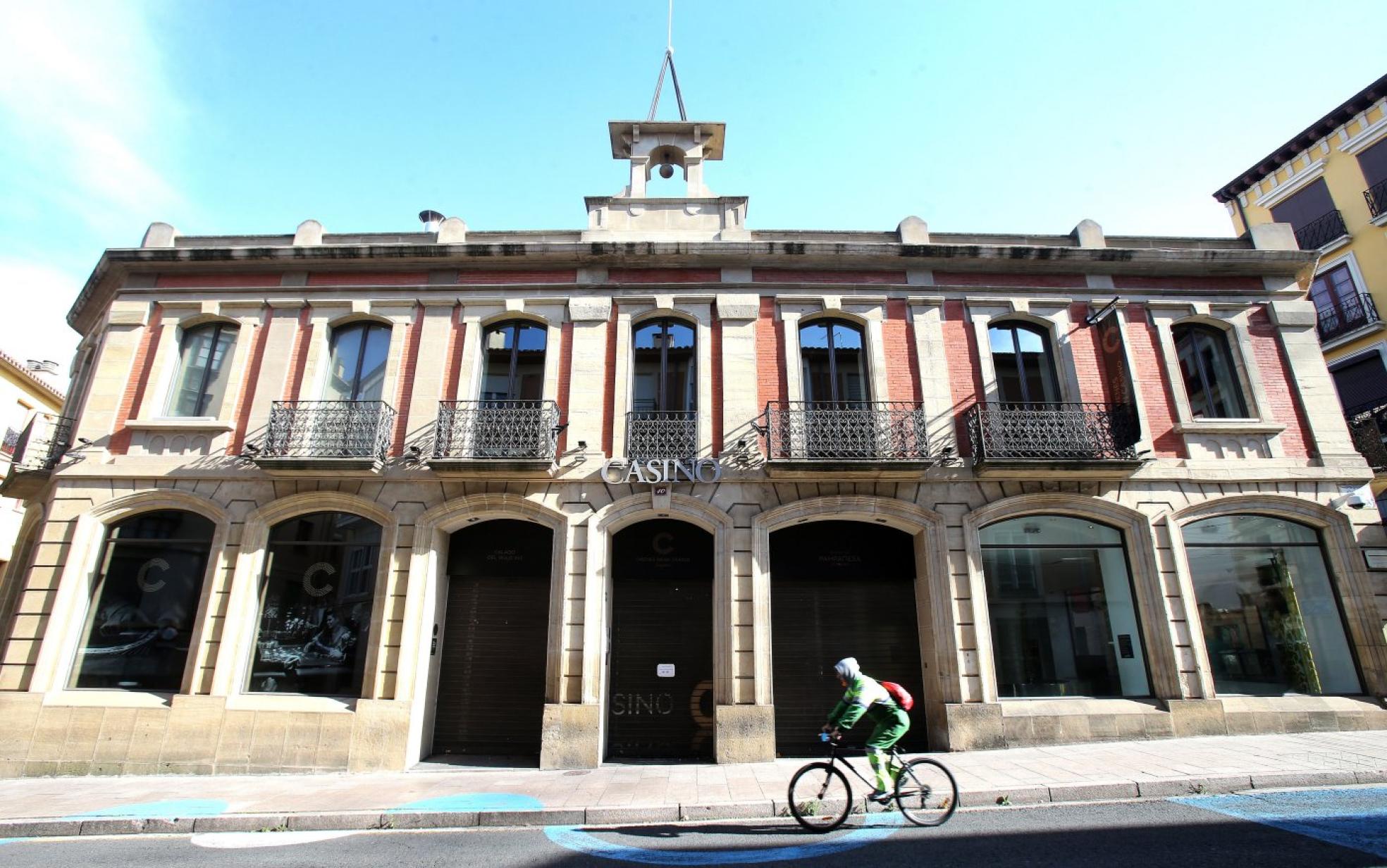 El edificio del casino, ayer, una vez conocida la noticia de que no volverá a abrir sus puertas como tal. 