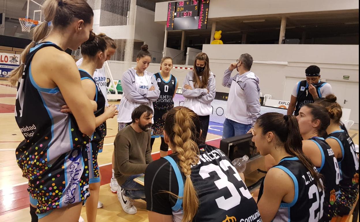 César Aneas charla con sus jugadoras. 