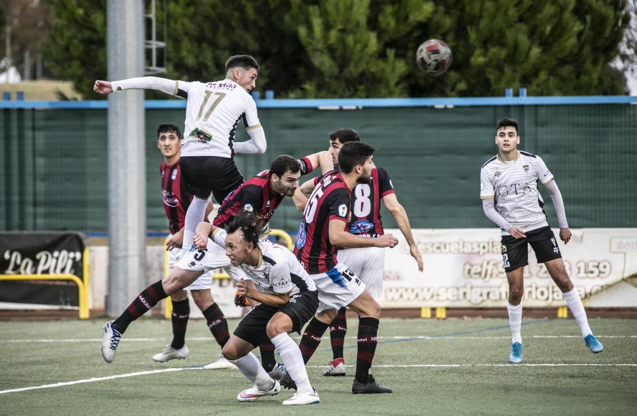 Manu Calvo se eleva para cabecear una acción en el primer tiempo del partido. 