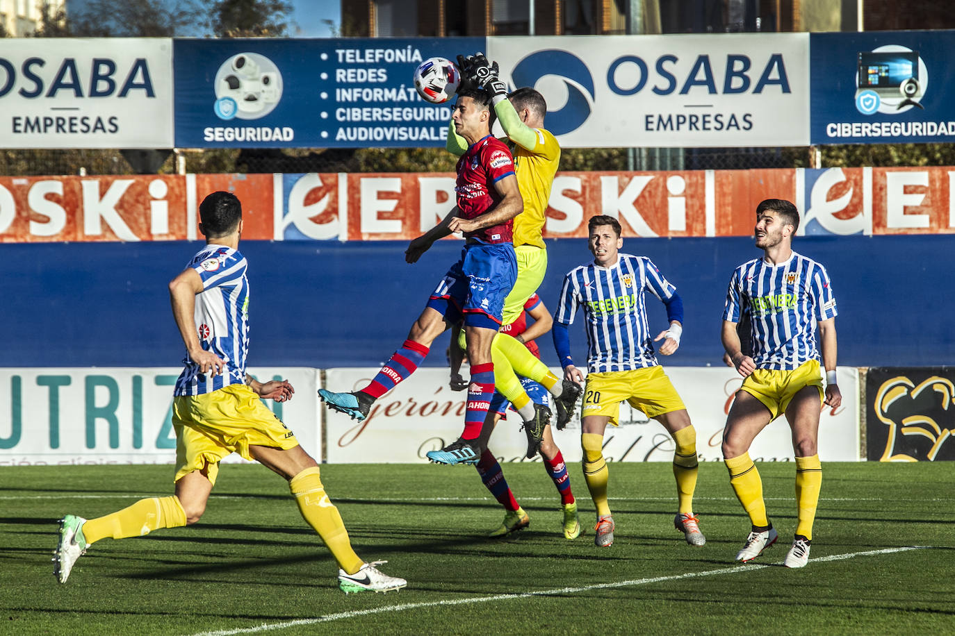 Los riojabajeños se sitúan líderes tras ganar al bloque navarro con un gol de Fran Sota