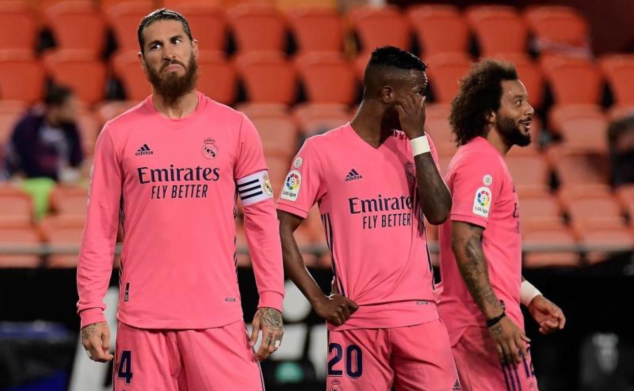 Ramos, Vinicius y Marcelo se lamentan tras uno de los penaltis cometidos por el Madrid.