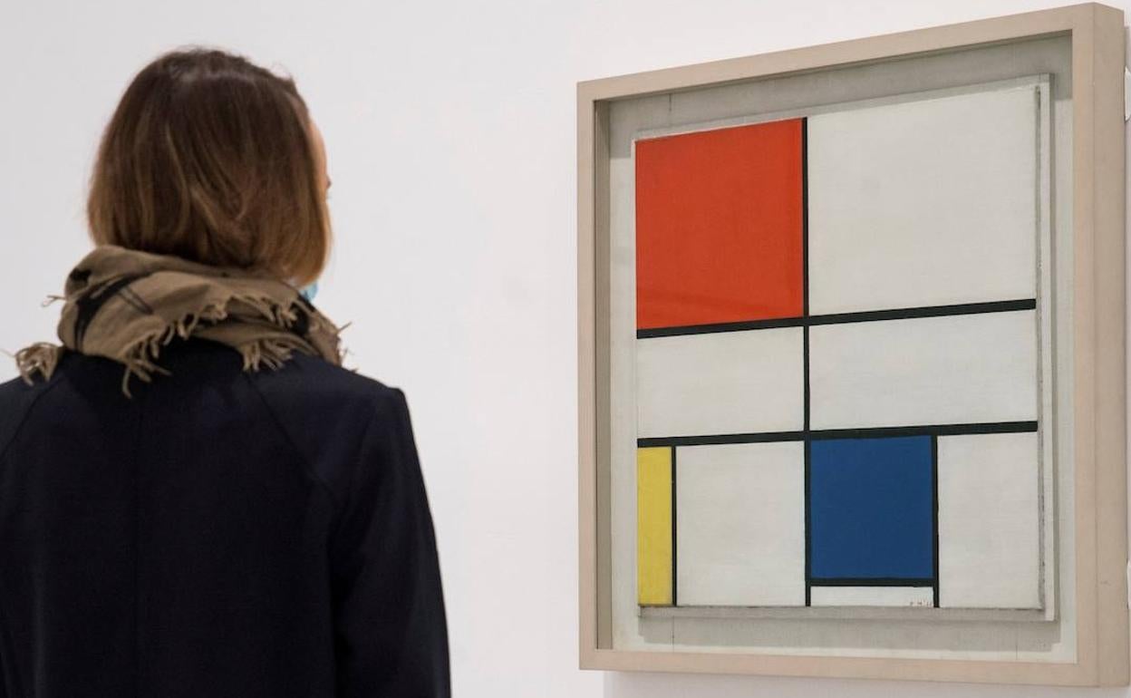 Una de las 30 obras de Mondrian que el Museo Reina Sofía exhibe hasta e próximo uno de marzo. 