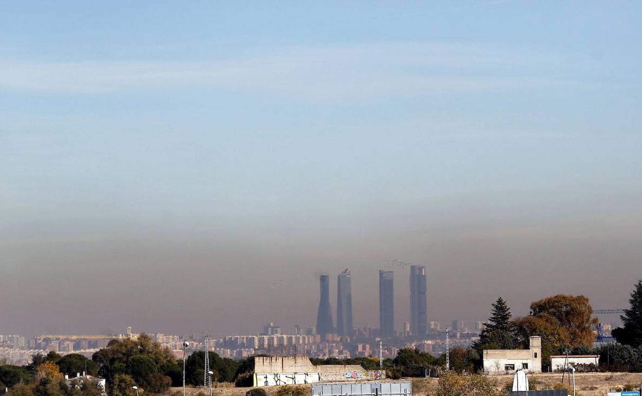 Vista de la capa de contaminación sobre la ciudad de Madrid.