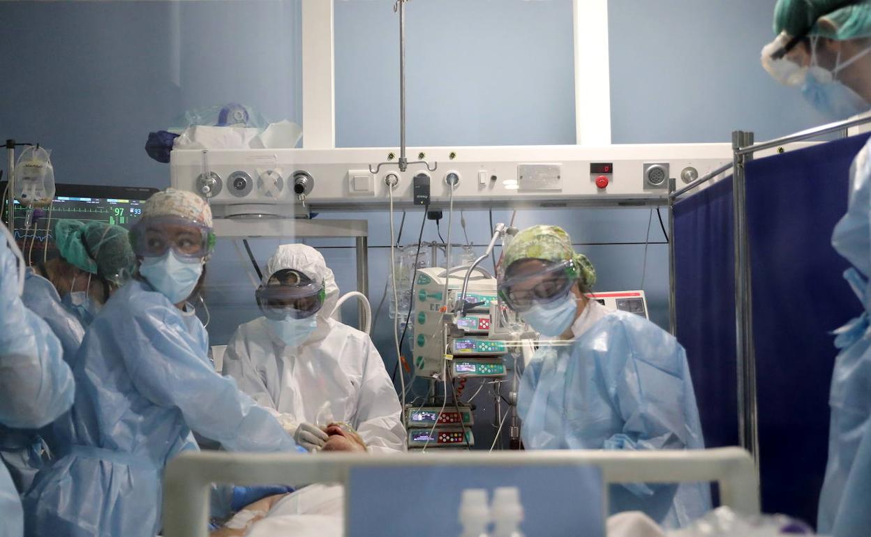 Sanitarios tratan a un paciente en el Hospital del Mar de Barcelona.