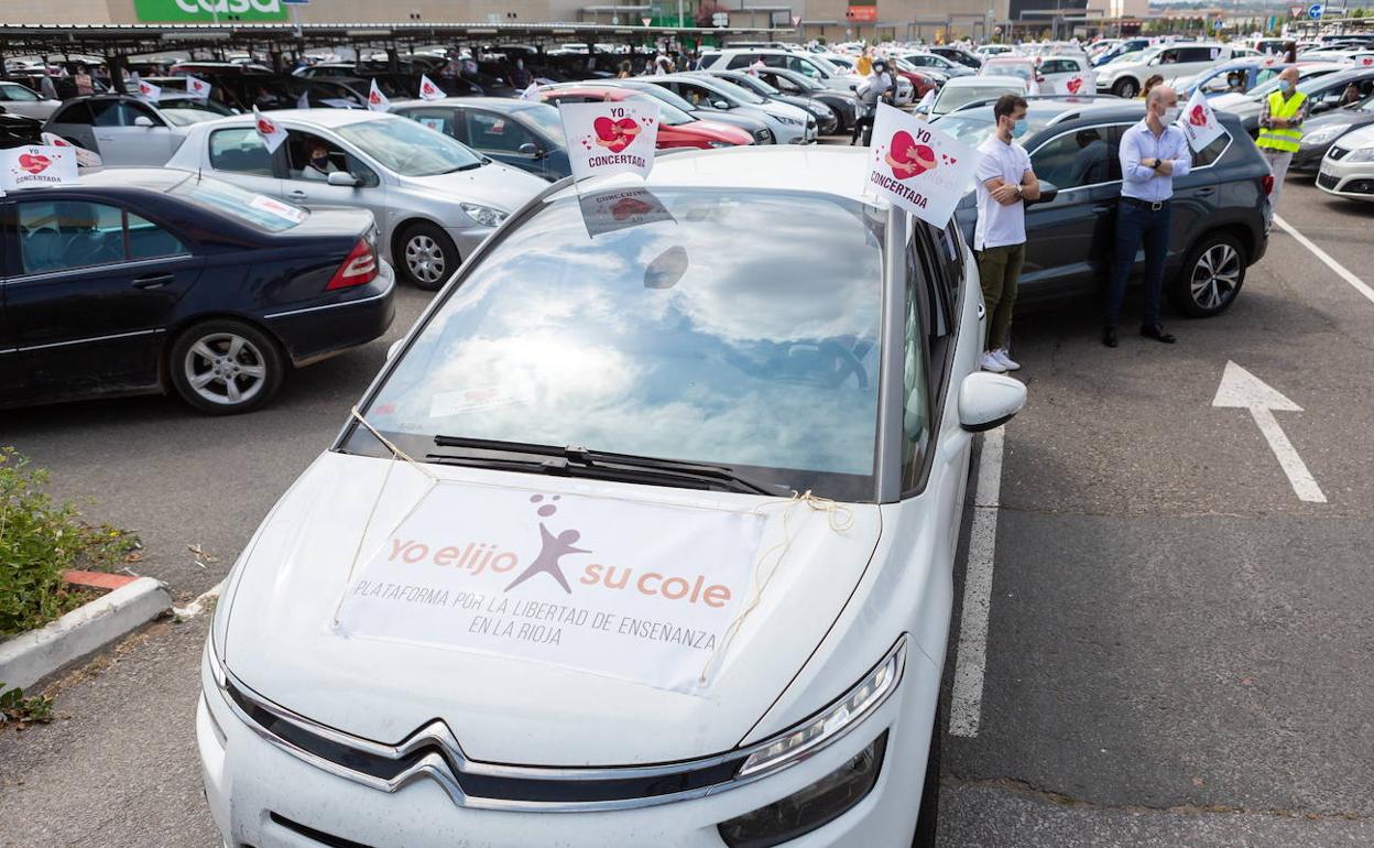 Marcha en coche de la escuela concertada, en mayo. 
