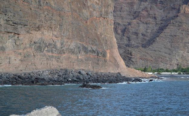 Las rocas y la tierra desprendidas en la playa de Argaga (La Gomera).