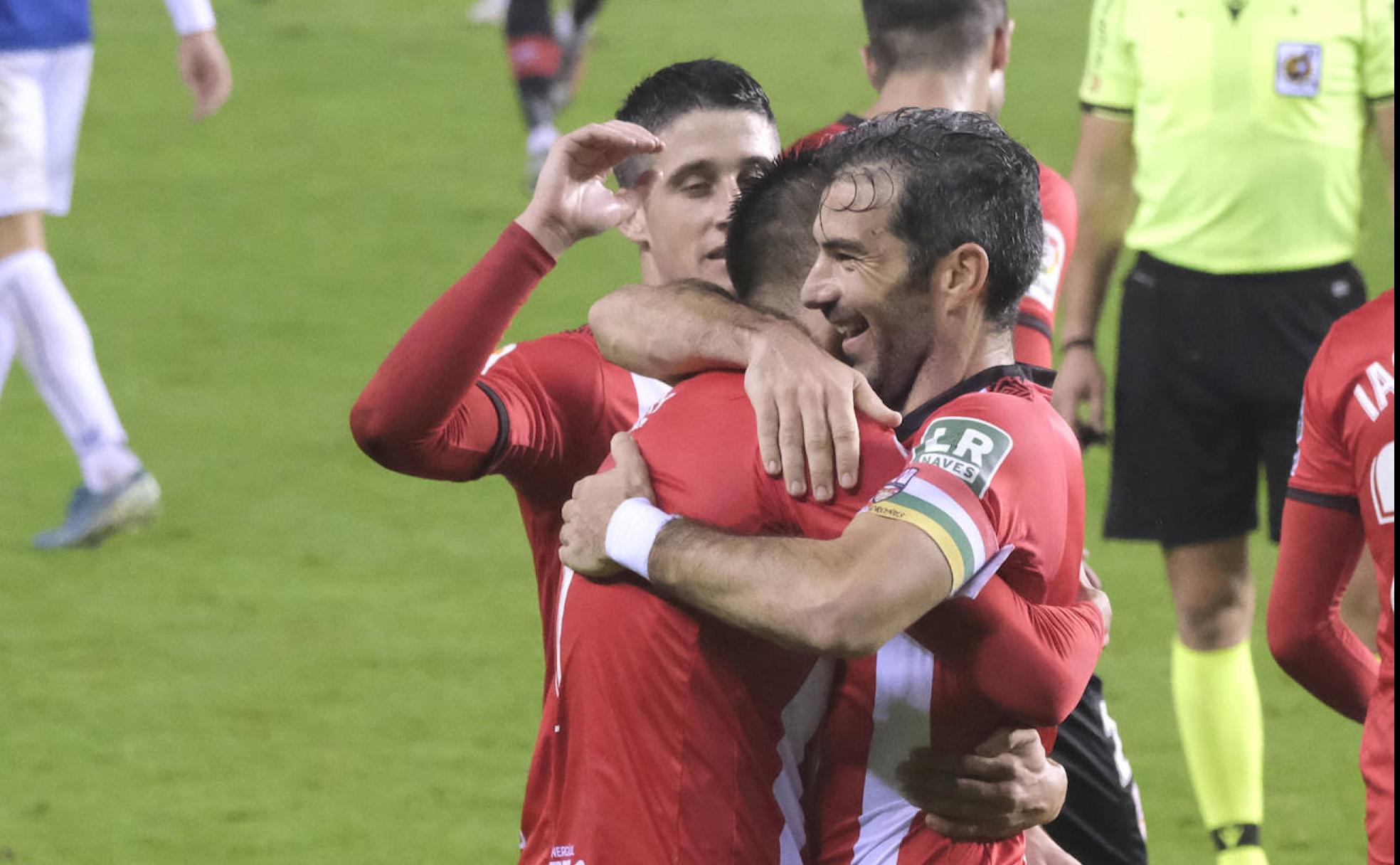 Iñaki y Leo se abrazan tras el gol. 