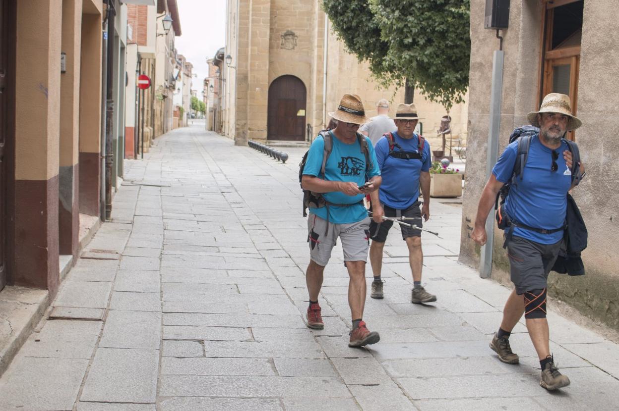 Peregrinos por el tramo local del Camino de Santiago, parte del cual se va a acondicionar. 