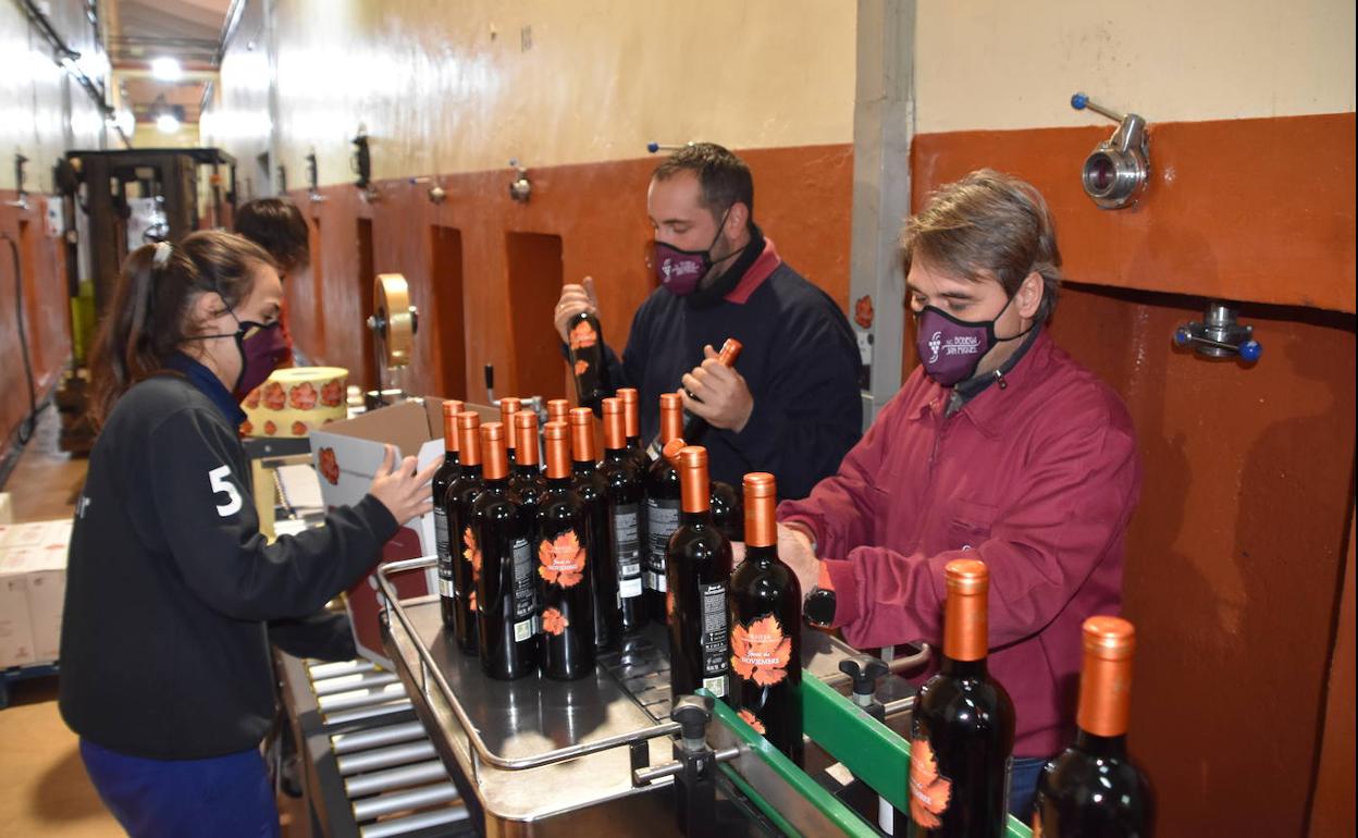 Momento del embotellado del vino.