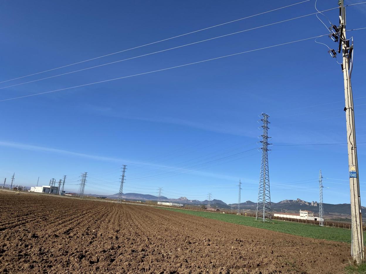 Las torres de alta tensión se distribuyen a ambas márgenes de la carretera de Anguciana. A la izquierda, el centro de transformación. 