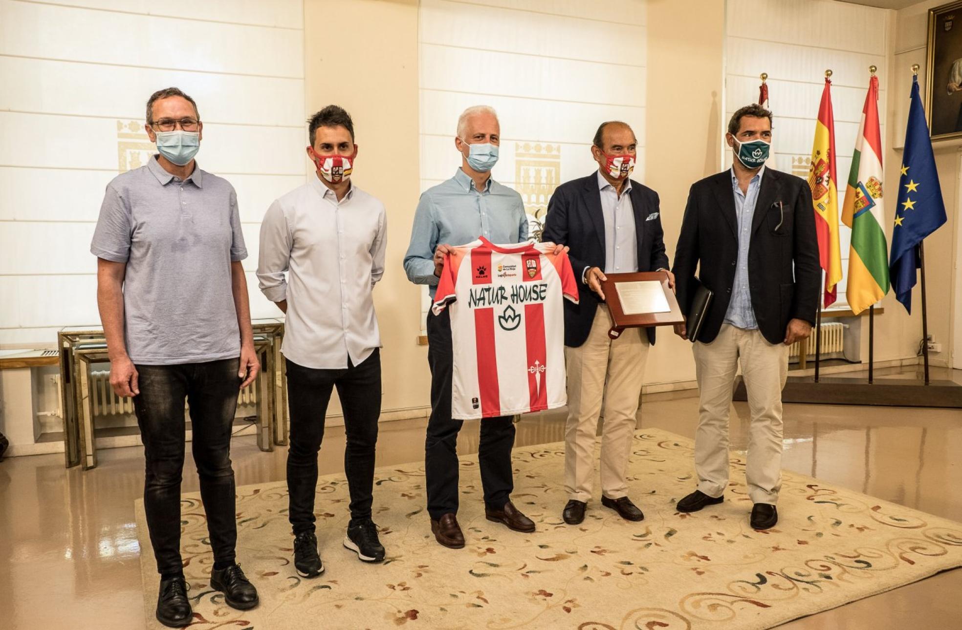 Rubén Antoñanzas, Sergio Rodríguez, Pablo Hermoso de Mendoza, Félix Revuelta y Kilian Revuelta posan en el Ayuntamiento de Logroño tras el ascenso del equipo. 