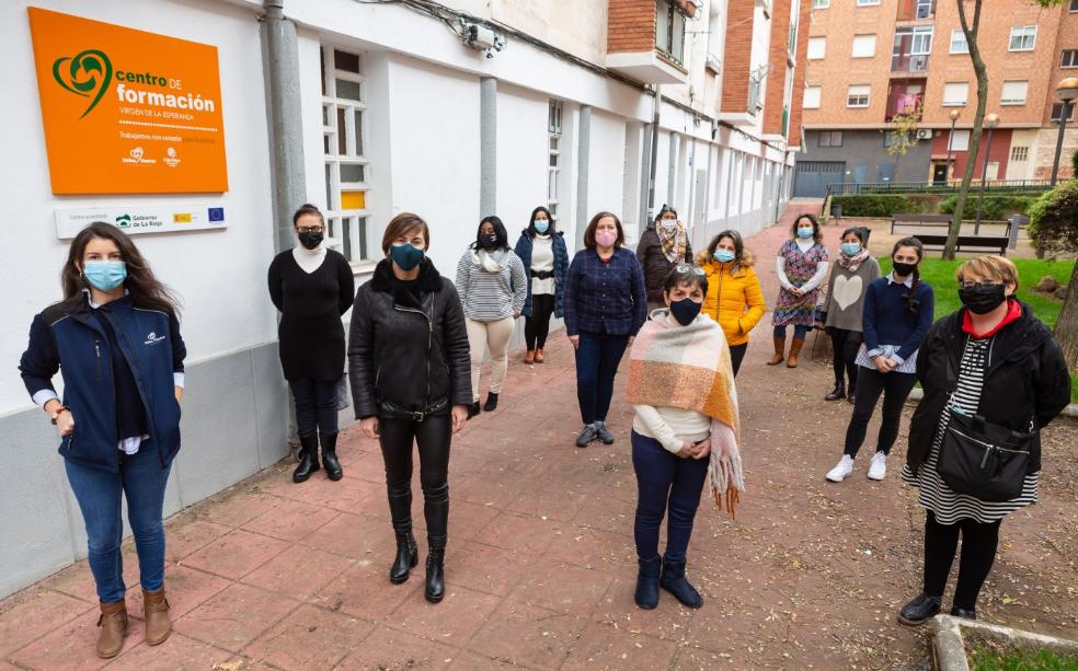 Responsables y alumnas del Centro de Formación Virgen de la Esperanza de Cáritas y la Fundación Cáritas Chavicar, ayer en el exterior de la sede, en La Estrella. 