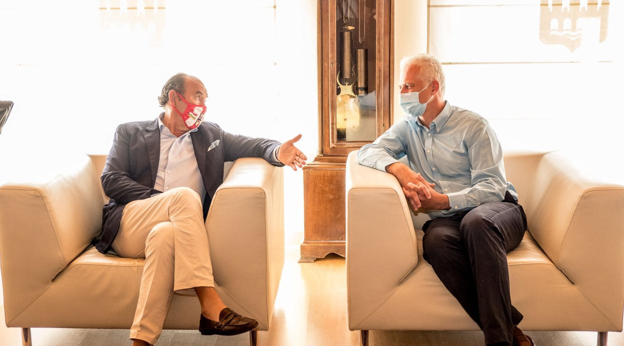 Félix Revuelta y Pablo Hermoso de Mendoza conversan el 21 de julio, tras el ascenso de la UD Logroñés. 