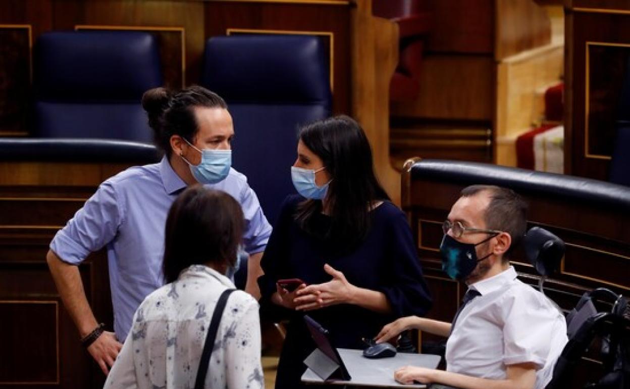 El vicepresidente segundo del Gobierno, Pablo Iglesias (i), la ministra de Igualdad, Irene Montero (c) y el portavoz de Unidas Podemos, Pablo Echenique (d) 