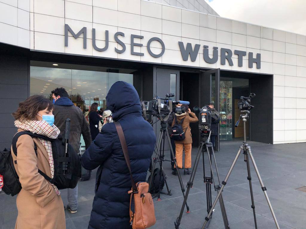 Concha Andreu recibe a Sánchez a su llegada al Museo Würth.