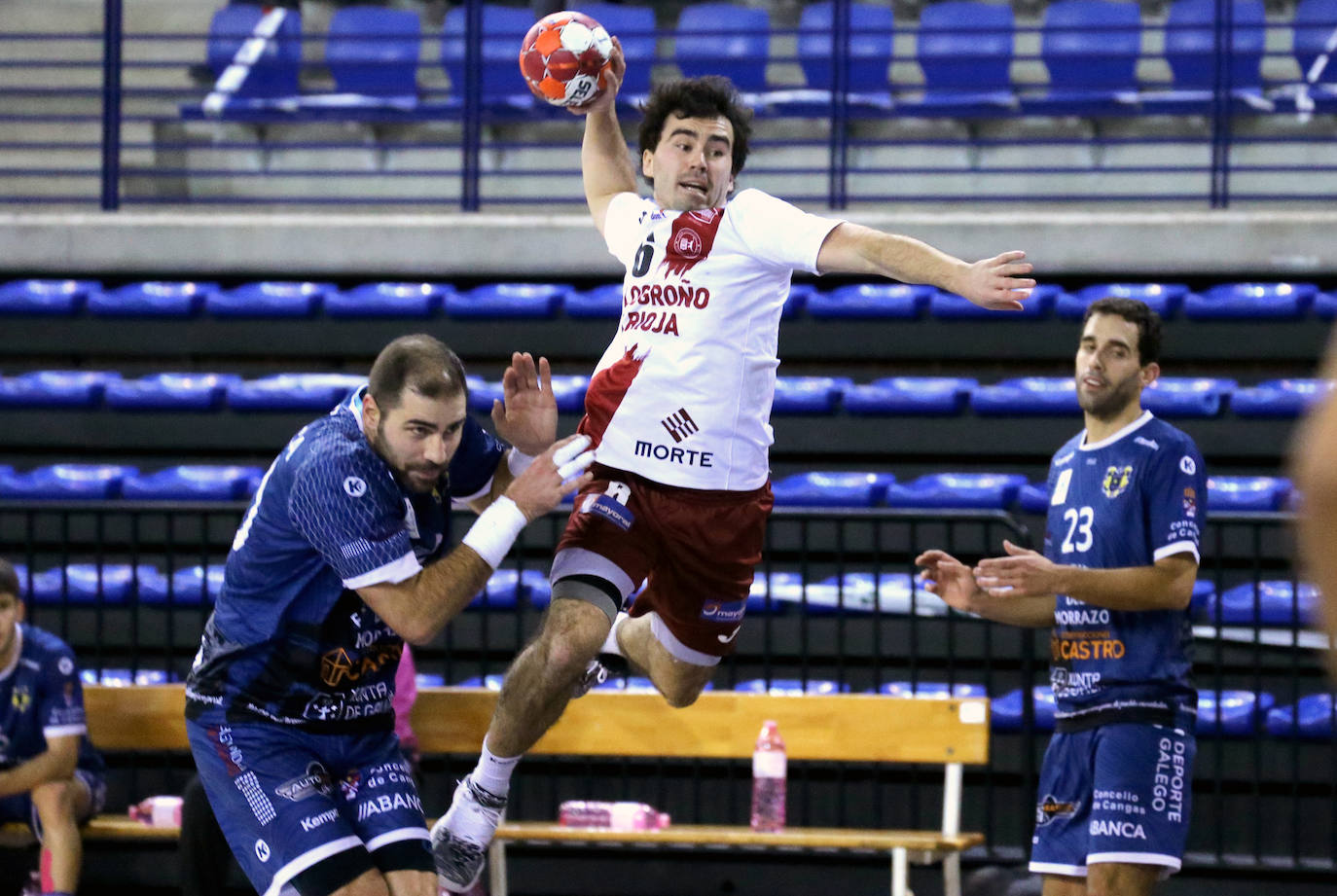 El equipo franjivino sufrió más de lo deseado para vencer al Cangas y sumar su cuarta victorias consecutiva