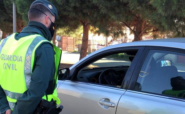 Imagen principal - La Guardia Civil intensifica los controles en Arnedo