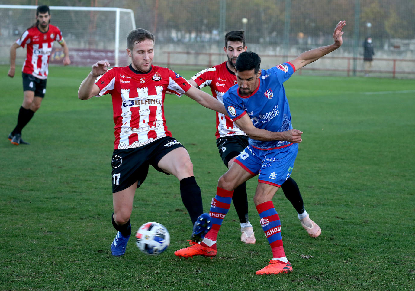 Empate sin goles en el derbi riojano entre la SDL y el Calahorra. 
