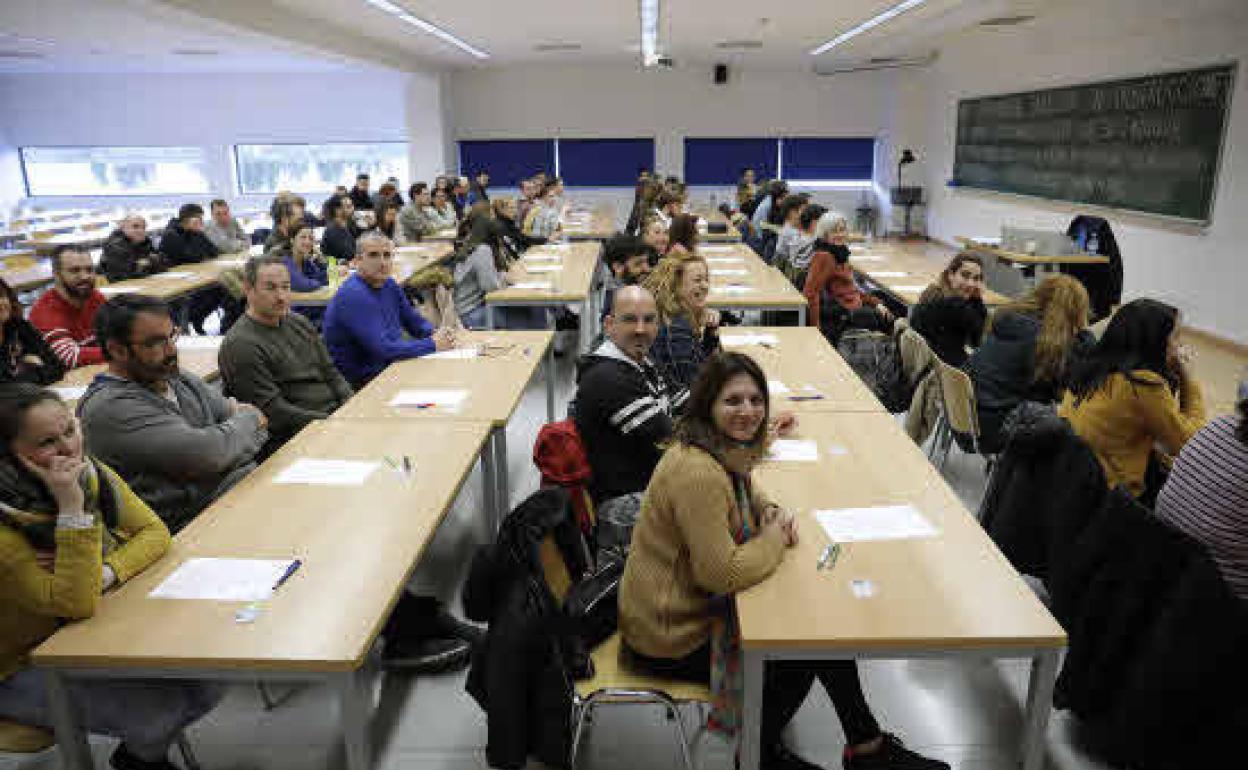 Exámenes en una facultad para acceder a un trabajo en Correos.