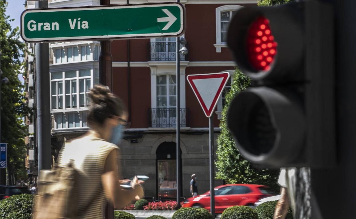 Ciudadanos paseando por la Gran Vía de Logroño.